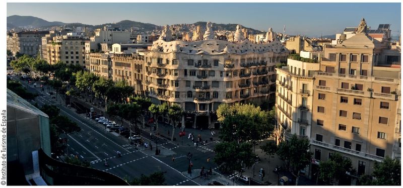 Archivo:Vista aérea de la casa Milà, popularmente conocida como La Pedrera, en el paseo de Gracia, Barcelona.jpg